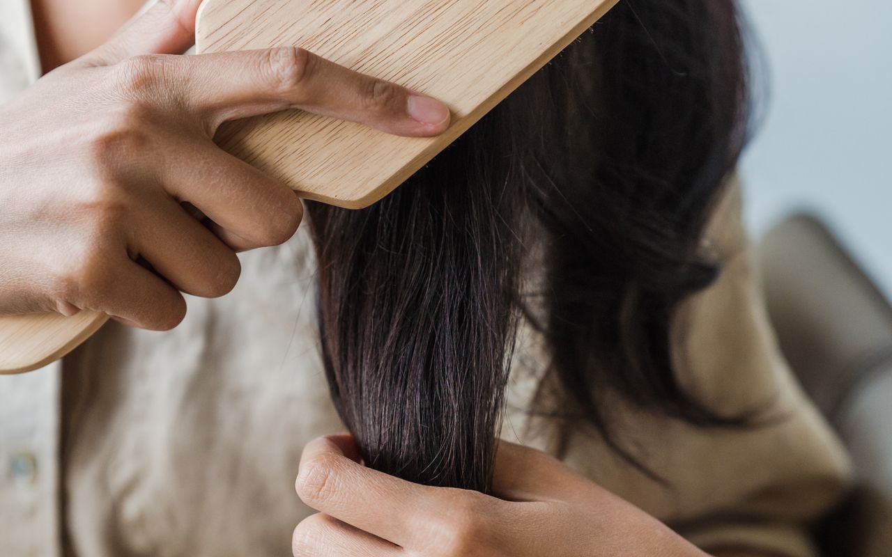 How to stop hair fall naturally at home in Pakistan